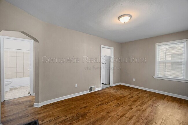 Building Photo - 449 S Dade Ave