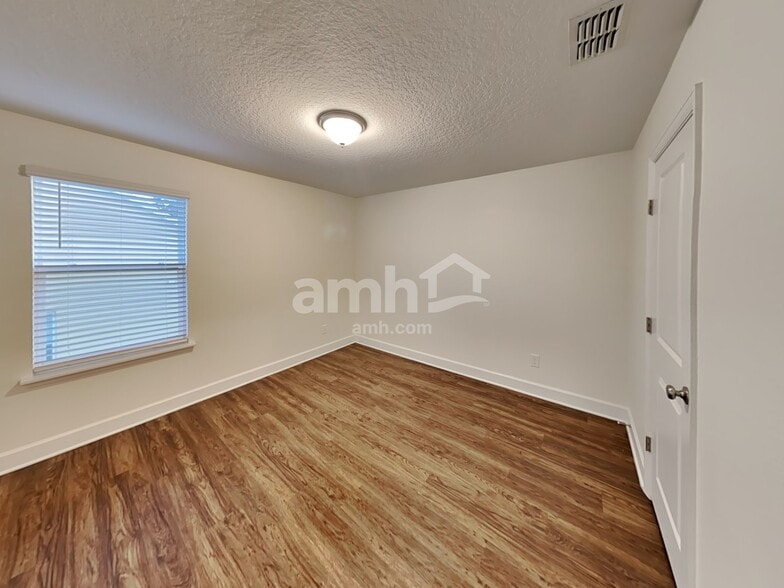 Building Photo - 405 Crestrun Loop