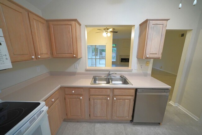 Building Photo - Beautiful Home in the desirable Shavano Ga...