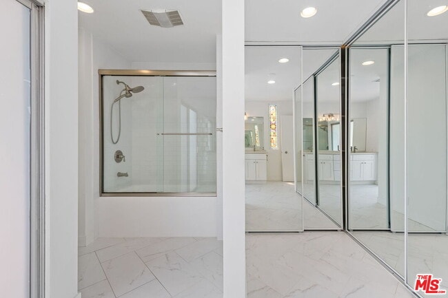 Building Photo - 2492 Banyan Dr