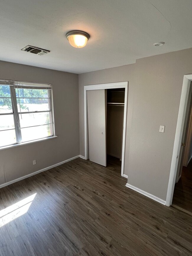 Building Photo - New Floors and Paint!!