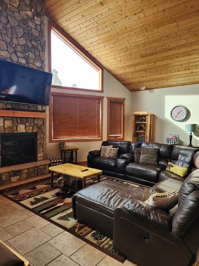 Building Photo - 33 Timberline Dr