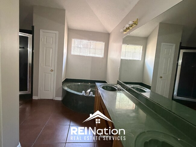 Building Photo - INCREDIBLE LAYOUT! 3BR/2BA Memphis Gem | Vaulted Ceilings & Soaking Tub | Deck & Fenced Yard!