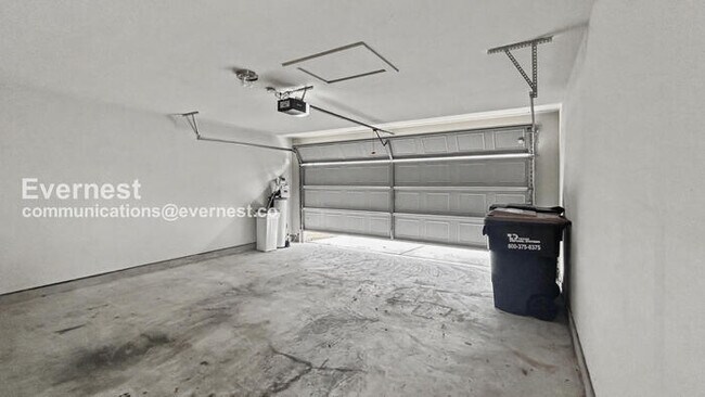 Building Photo - 3 Bed, 2 Bath Home with Fenced Yard & Garage / Pet-Friendly / Available Now!