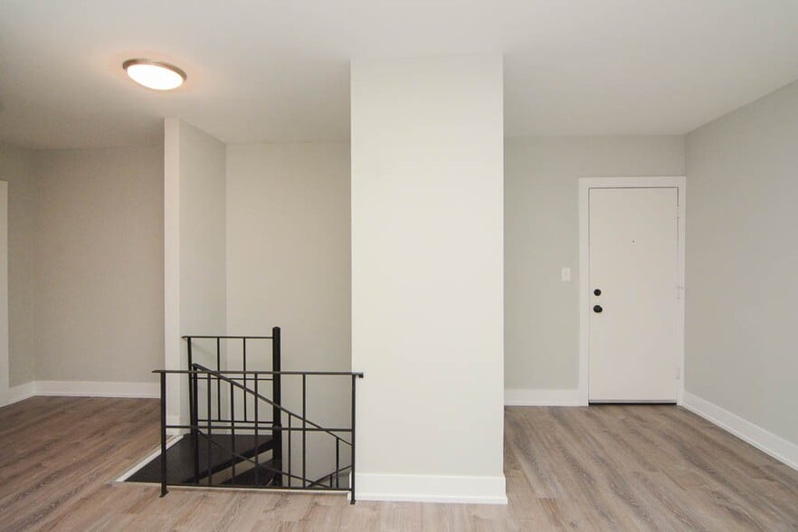 Building Photo - 755 W Cornelia Ave
