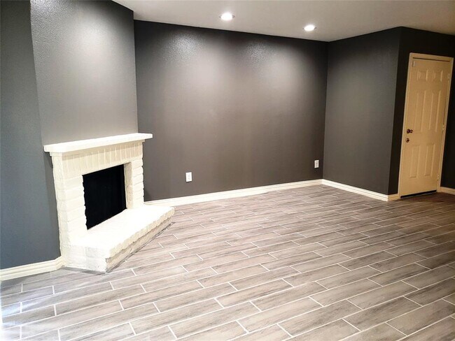 Building Photo - 16111 Aspenglen Dr