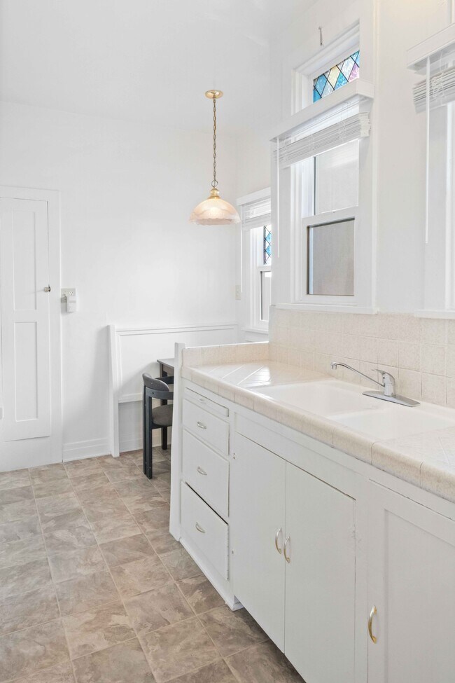 Building Photo - 645 S Detroit St