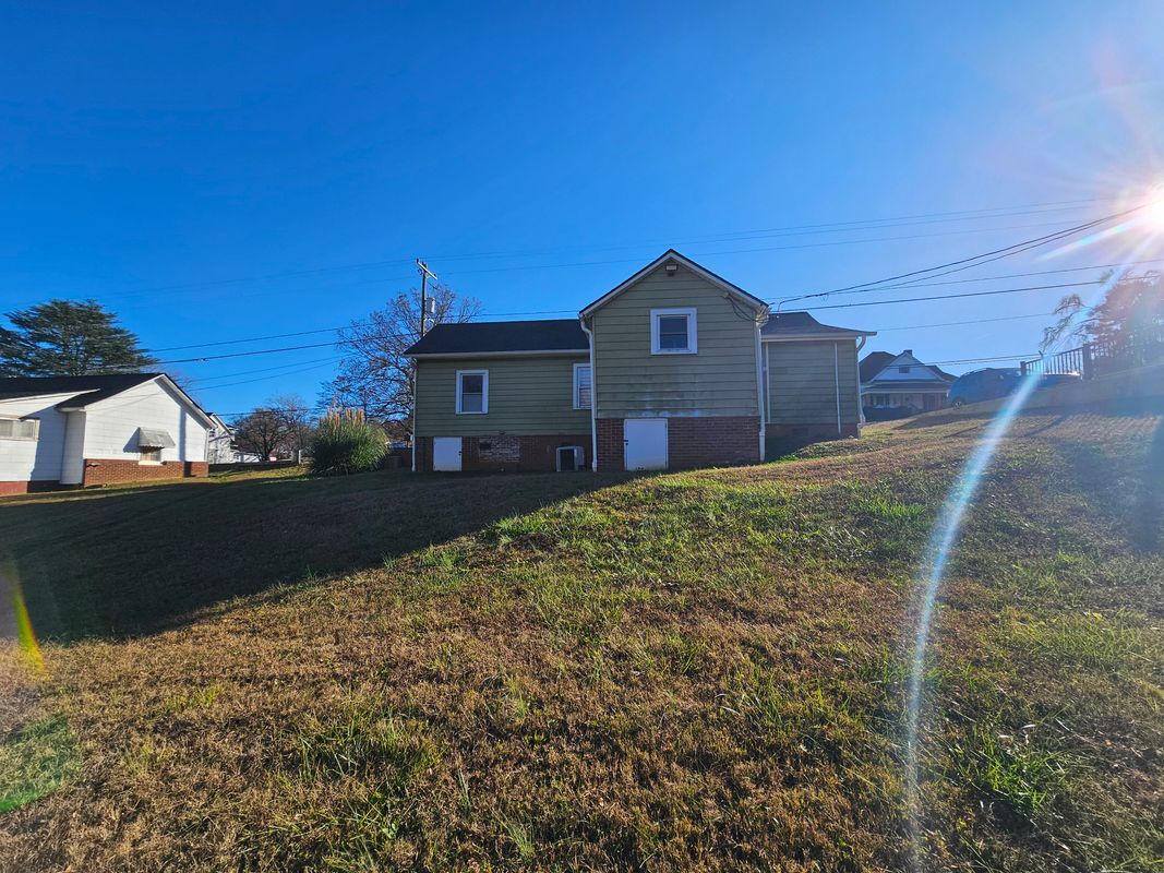 Building Photo - 208 W Main St