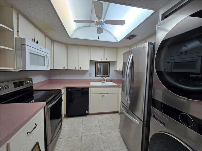 Building Photo - 520 Fairways Cir
