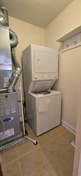 Building Photo - 6812 N Wayne Ave