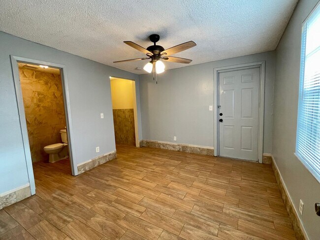 Building Photo - Sunny Lakes