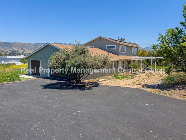 Primary Photo - AVAILABLE NOW - Spacious Country Home in S...
