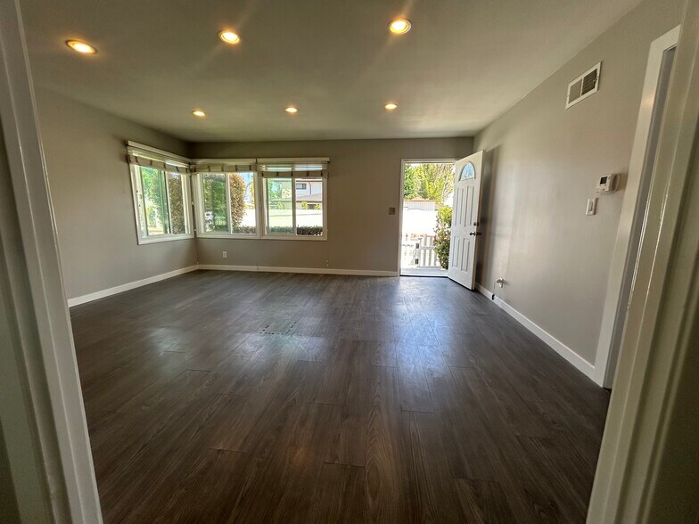 Building Photo - 299 Robinhood Ln