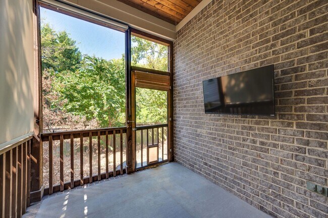 Building Photo - Stunning 4BE/3.5BA home in the heart of Green Hills!