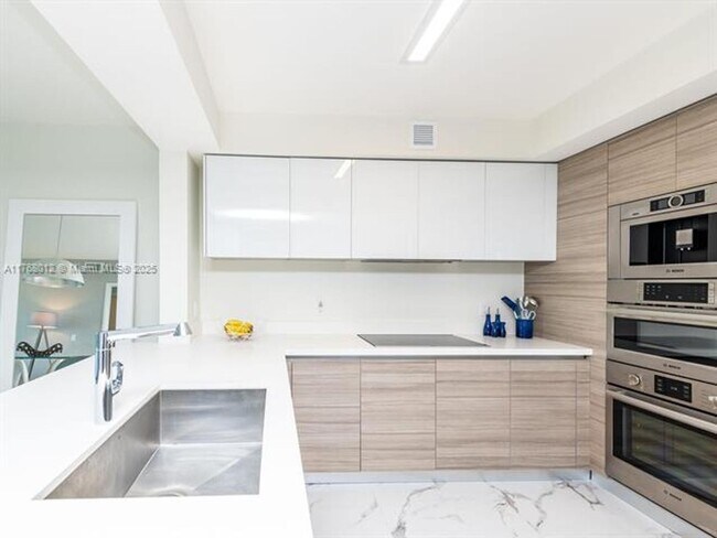 Building Photo - 300 Sunny Isles Blvd