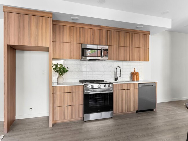 Building Photo - *1 MONTH FREE RENT* A 2bd/2bath Modern Tow...