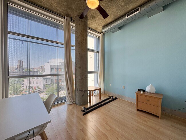 Building Photo - Sun-filled 2 Bed 2 Bath Condo In Vibrant Columbia Heights