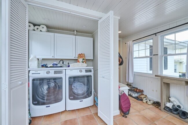 Building Photo - 41 Lynde Ave