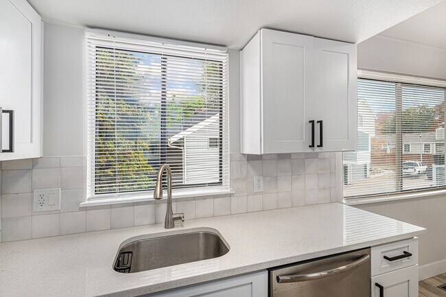 Building Photo - Spacious 1 Bed 1 Bath LOFT in the heart of Aurora Hills!