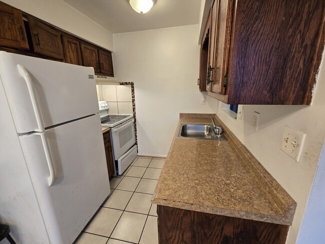 Building Photo - 9625 Grove Ave