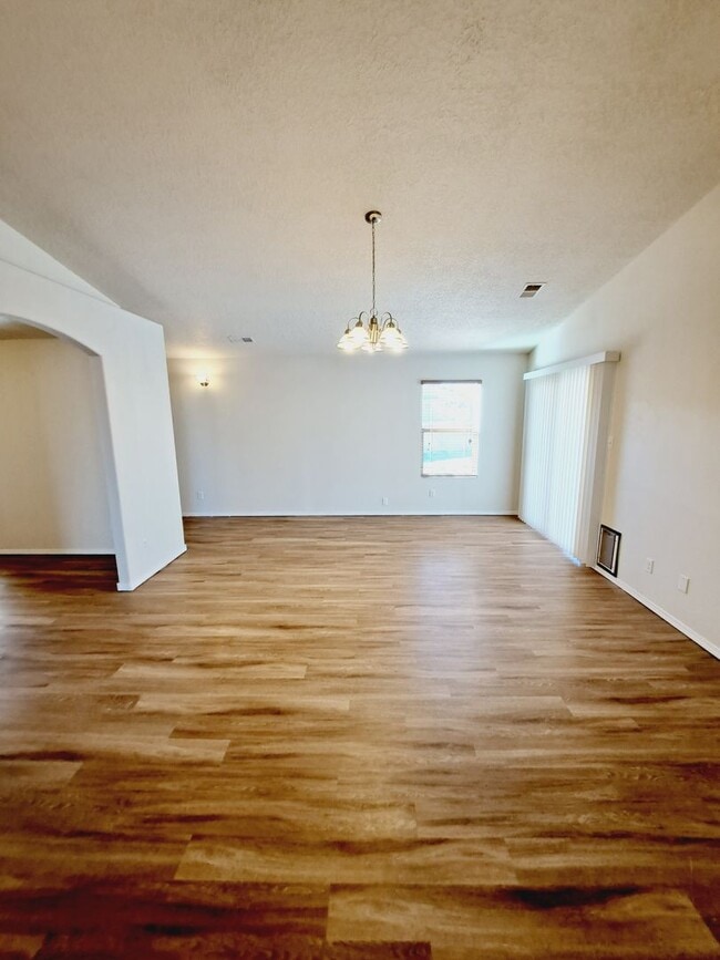 Building Photo - 3 bed 2 bath 1575 sq ft home