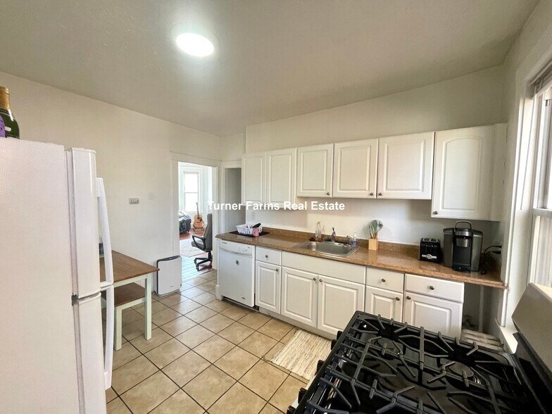 Building Photo - 162 Kelton St