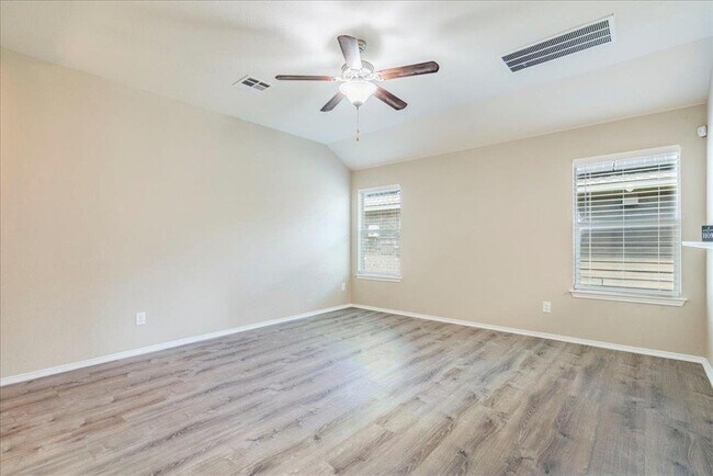 Building Photo - 185 Housefinch Loop