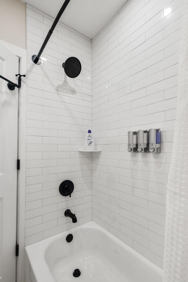 Building Photo - Luxurious 3-Bedroom Townhome in Point Breeze! Available NOW!