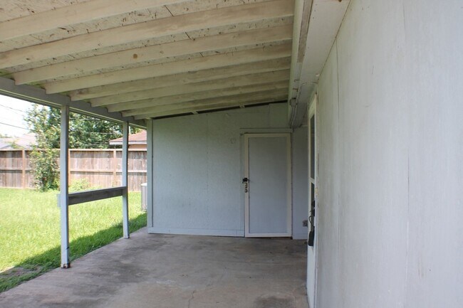 Building Photo - 935 Creager St
