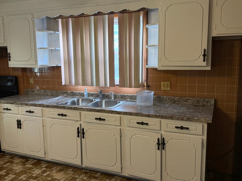 Building Photo - 2048 E Main St