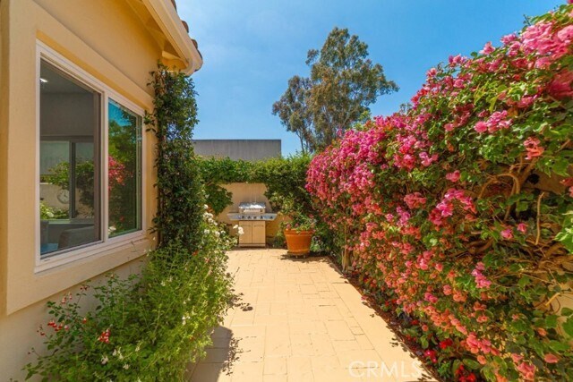 Building Photo - 2562 Woodbury Dr