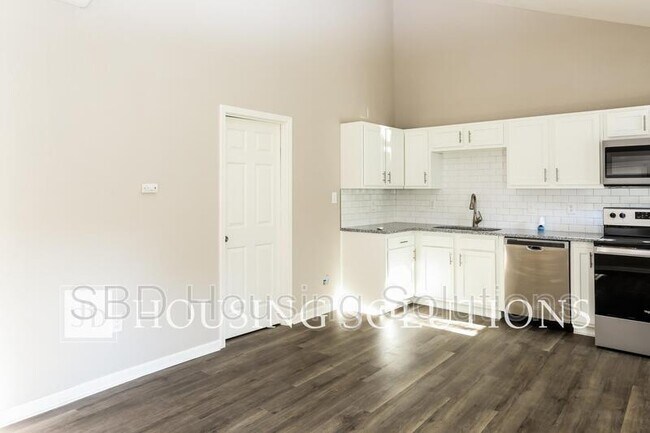 Building Photo - 1401 S Hedges Ave