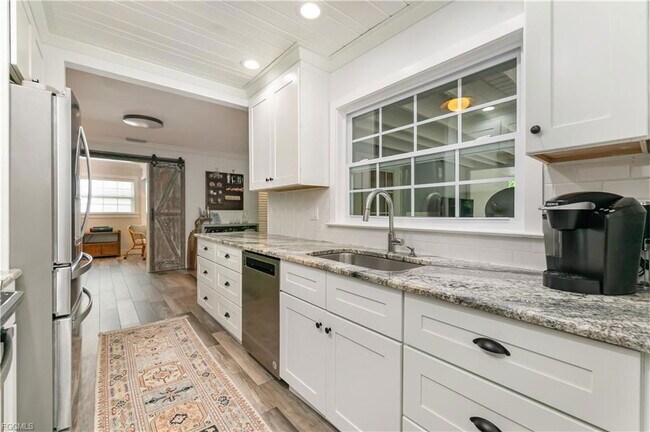 Building Photo - 1320 Lake Shore Dr