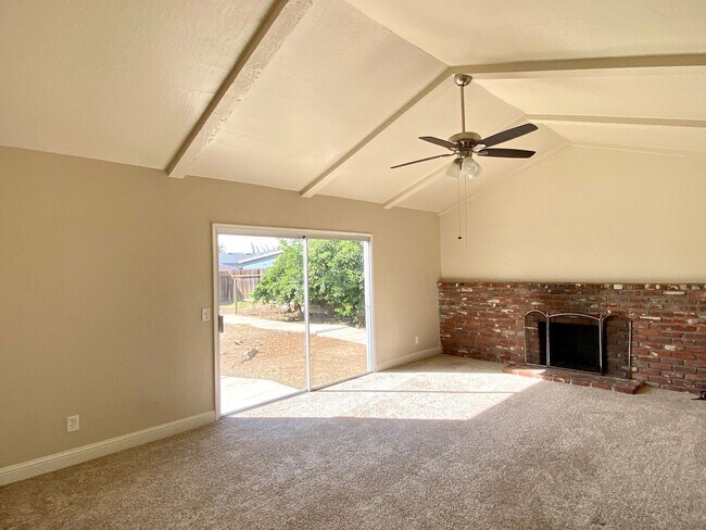 Building Photo - $2,200 Gettysburg & Minniewawa, 3 Bedroom - Across From Tarpey Elementary