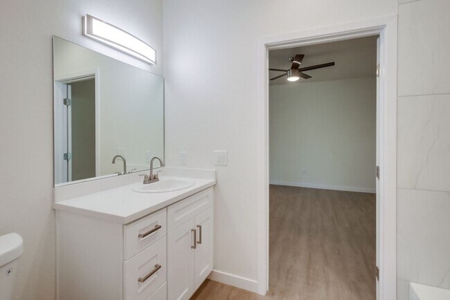 Building Photo - XL Studio - Newly renovated with large wal...