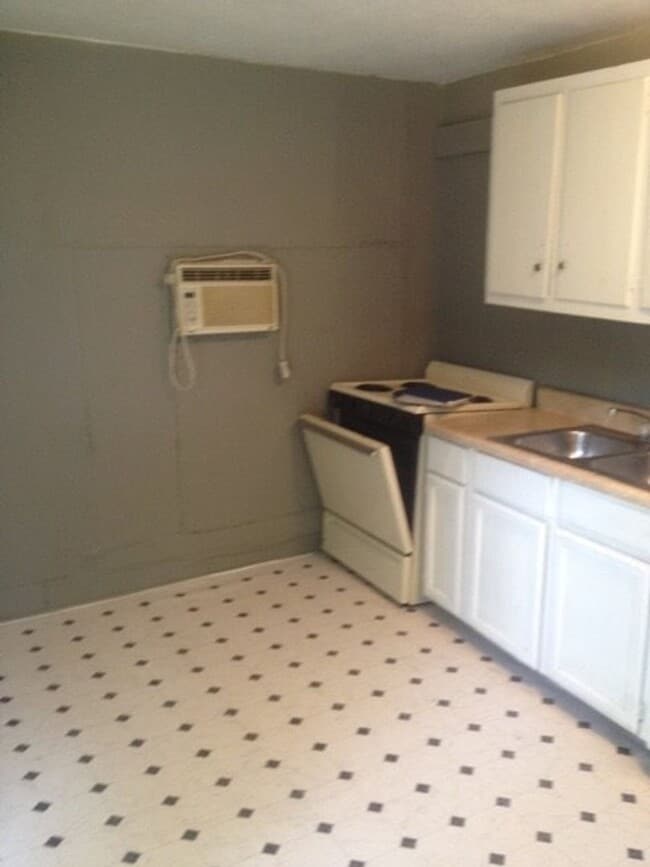 Building Photo - **AVAILABLE NOW**3 Bedroom / 2 Bathroom Ho...