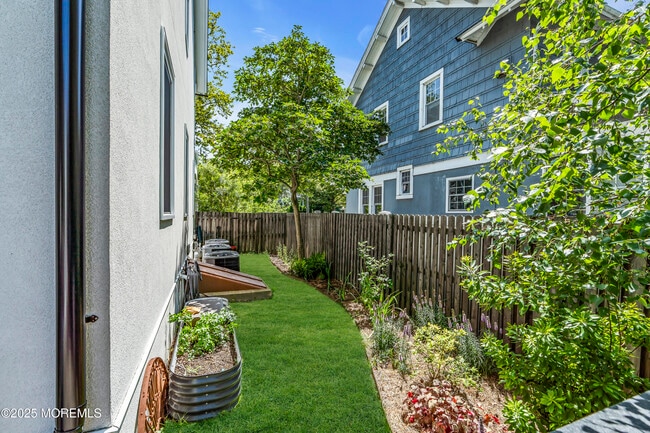 Building Photo - 703 7th Ave