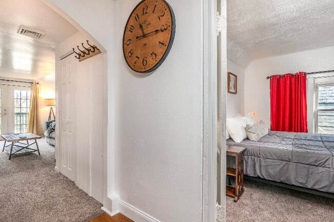 Building Photo - 216 Lexington Ave