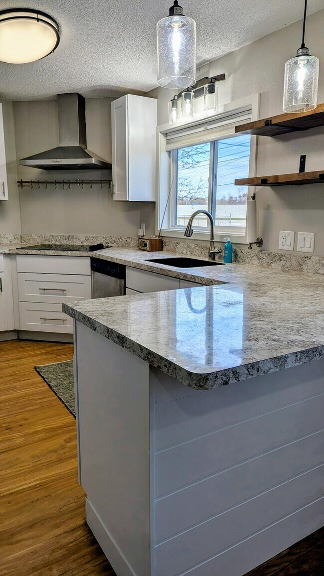 Building Photo - 1213 1st Ave NE