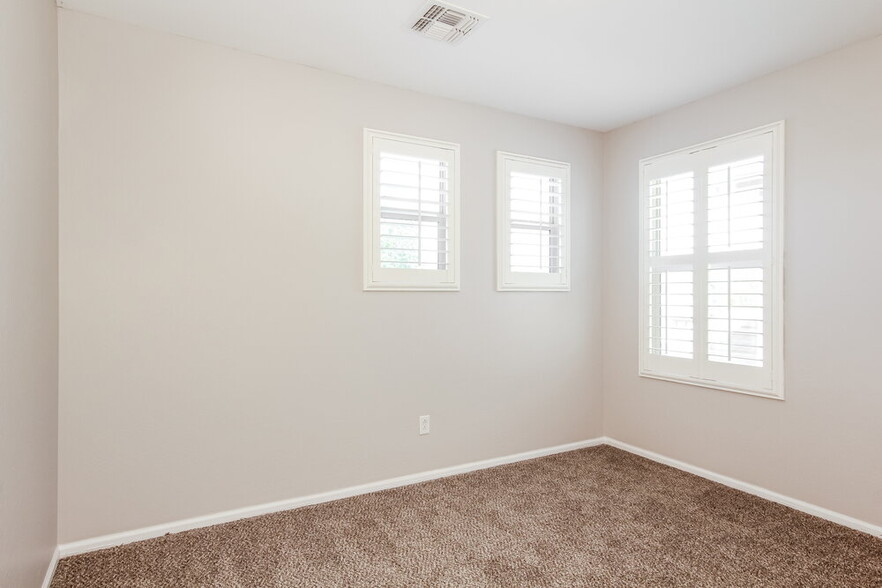 Building Photo - 10817 W Elm St
