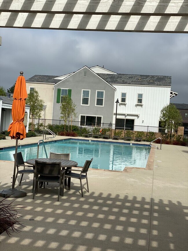 Building Photo - Beautiful 3 bed, 3 bath home in new community!