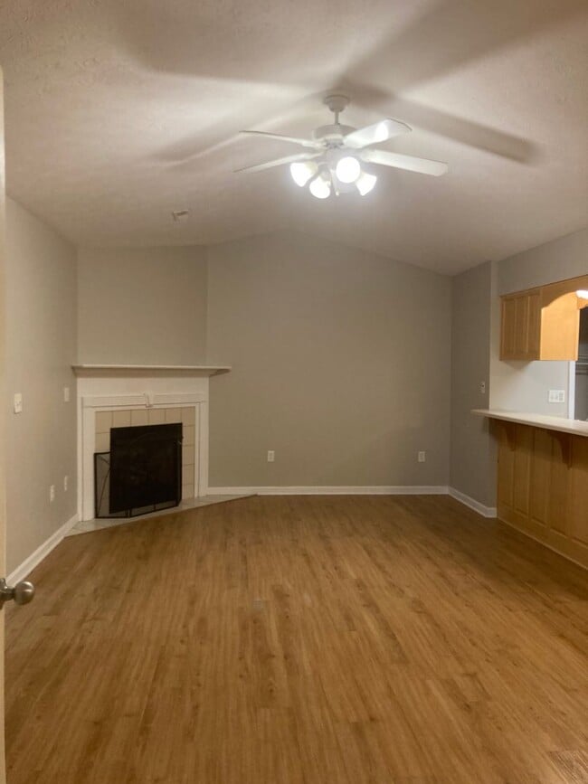 Building Photo - LOCATION LOCATION Location!  Close to Baptist Health Hospital, Shopping, & More