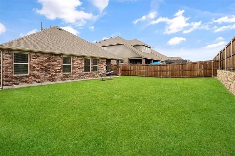 Building Photo - 604 Saddle Club Way