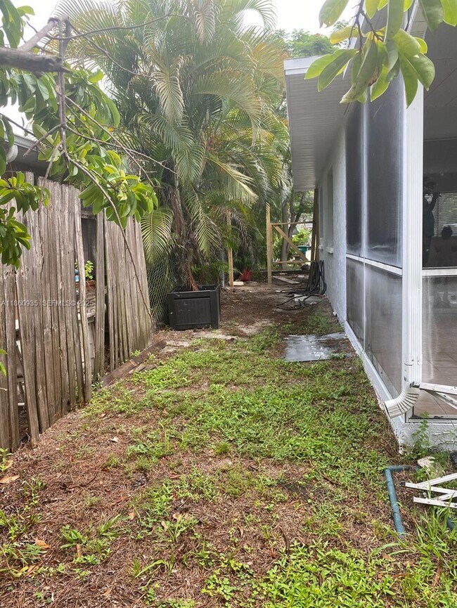 Building Photo - 5237 Warren St