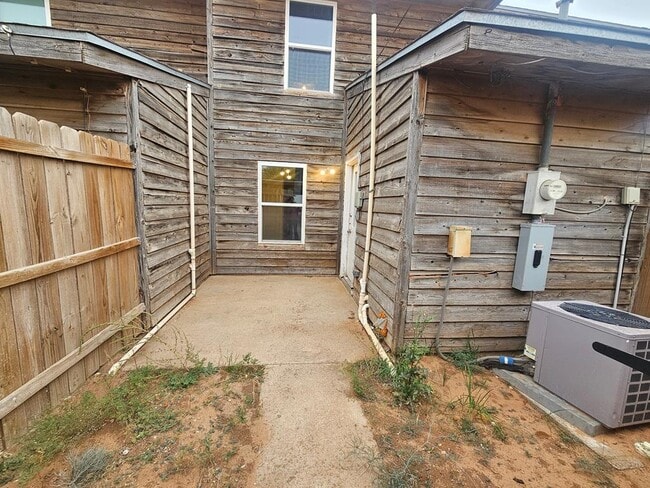 Building Photo - 728 SW 7th Pl