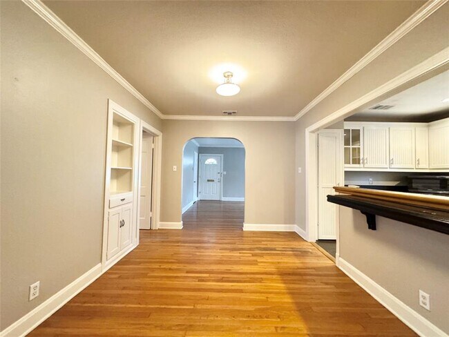 Building Photo - 1300 Crestwood Rd