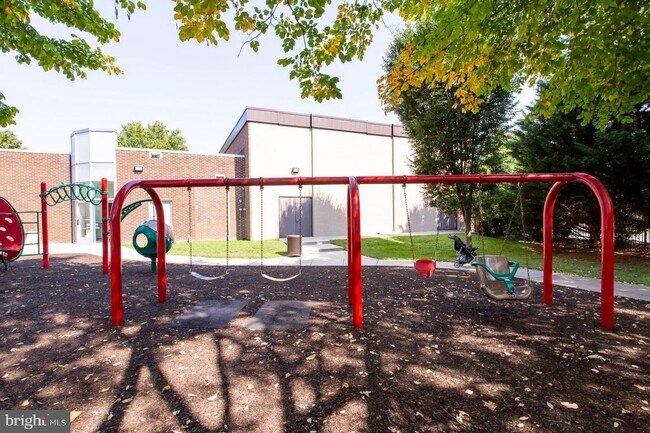 Building Photo - 303 Lincoln Ave