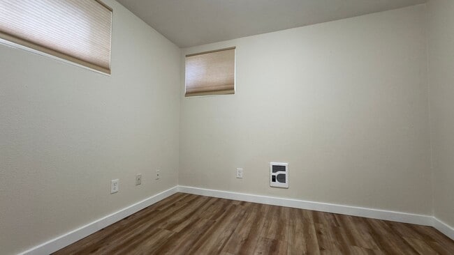 Building Photo - Private Olympia Townhome w Fully Fenced Ba...