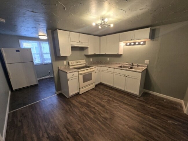 Building Photo - 524 3rd St