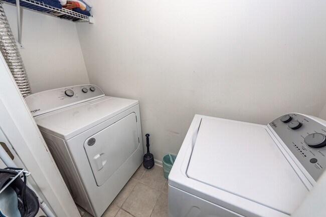 Building Photo - 7988 Shadow Oak Dr